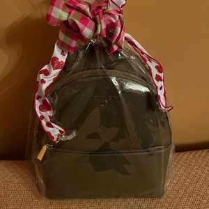 MICHAEL KORS VALERIE MEDIUM
BACKPACK NWT PVC/Pebbled leather Olive in gift bag